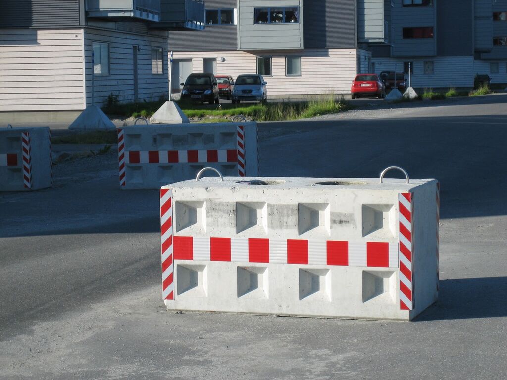 betonblock-road-works-barrier-safety